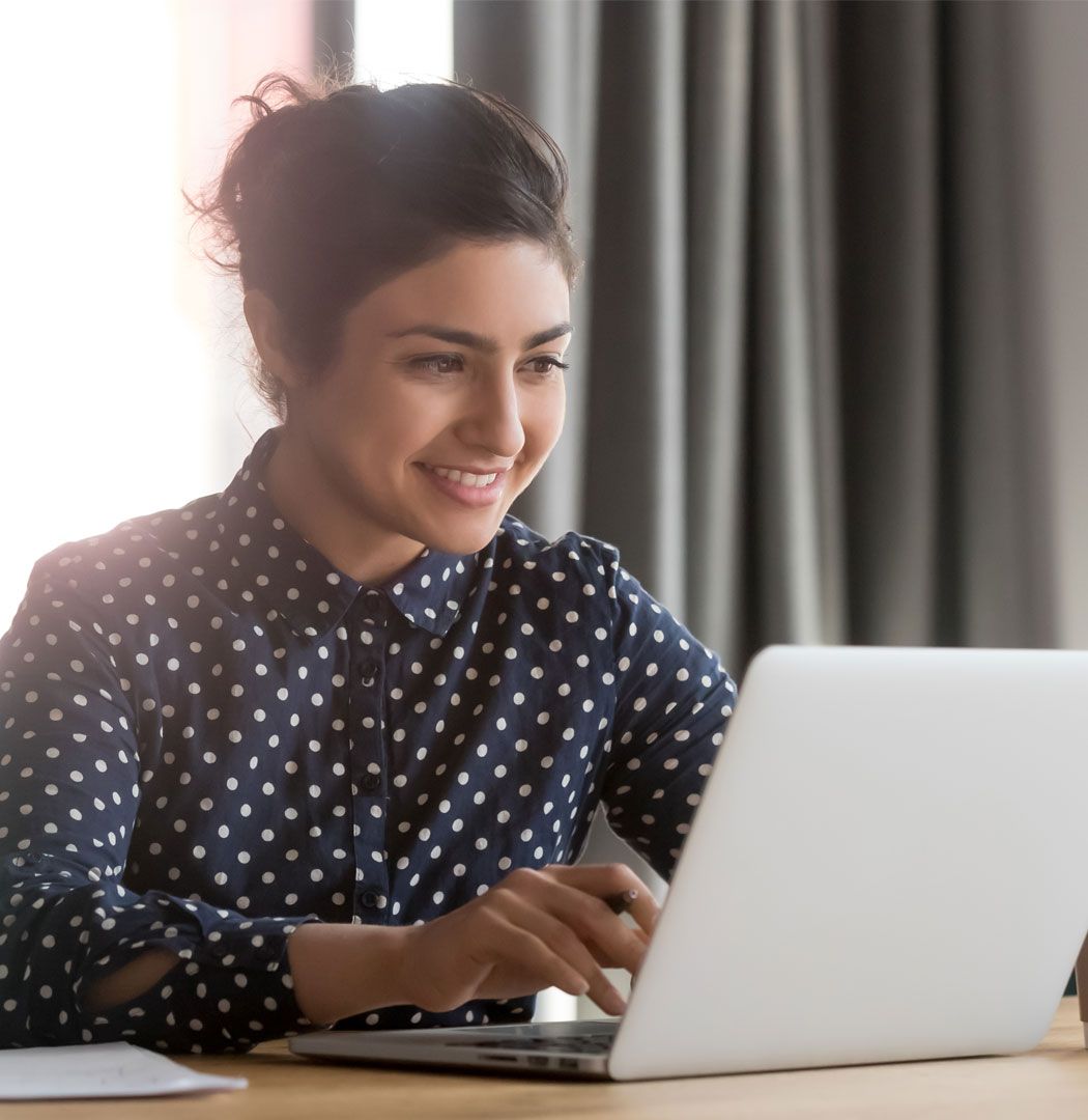 Individual applying for a Harland Accountants career on their laptop
